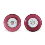 A PAIR OF PAINTED ENAMEL RUBY-BACK `EUROPEAN SUBJECT` DISHES - фото 2