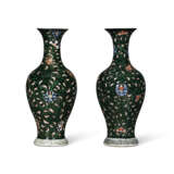 A PAIR OF FAMILLE NOIRE VASES - фото 1