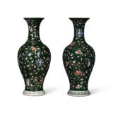 A PAIR OF FAMILLE NOIRE VASES - фото 2