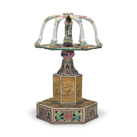 A RARE FAMILLE ROSE RETICULATED HAT STAND - photo 1