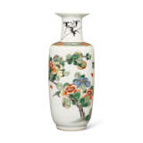 A SMALL FAMILLE VERTE `PEONY’ ROULEAU VASE - Foto 1