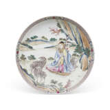 A RARE FAMILLE ROSE `EGG-SHELL` DISH - Foto 1