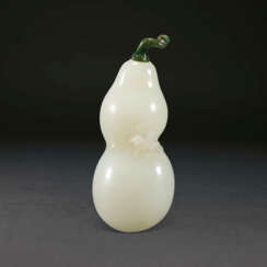 A WHITE JADE DOUBLE GOURD FORM SNUFF BOTTLE