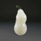 A WHITE JADE DOUBLE GOURD FORM SNUFF BOTTLE - photo 2