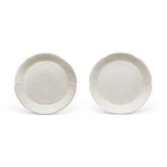 A PAIR OF SMALL DING FOLIATE DISHES