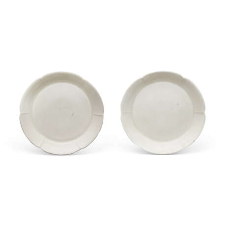 A PAIR OF SMALL DING FOLIATE DISHES - Foto 1