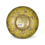 A SMALL CLOISONN&#201; ENAMEL YELLOW-GROUND COMPRESSED GLOBULAR WATER POT - Foto 3