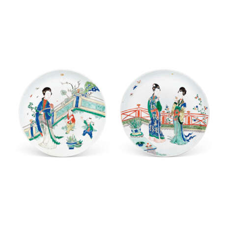A PAIR OF FAMILLE VERTE DISHES - Foto 1