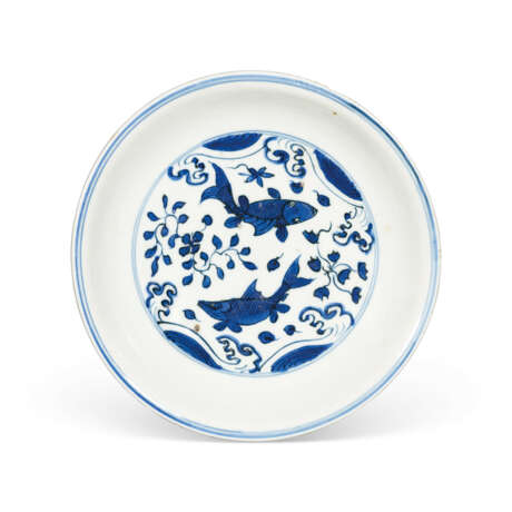 A BLUE AND WHITE `FISH` DISH - фото 1