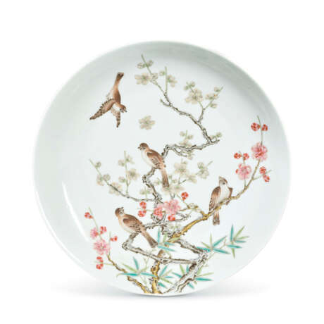 A VERY RARE AND FINE FAMILLE ROSE BLACK-BACK `FLOWERS AND BIRDS’ DISH - фото 1