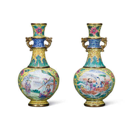 A PAIR OF SMALL PAINTED ENAMEL YELLOW-GROUND BOTTLE VASES - фото 2