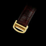 CARTIER. AN 18K GOLD TONNEAU SHAPED SINGLE BUTTON CHRONOGRAPH WRISTWATCH - Foto 3