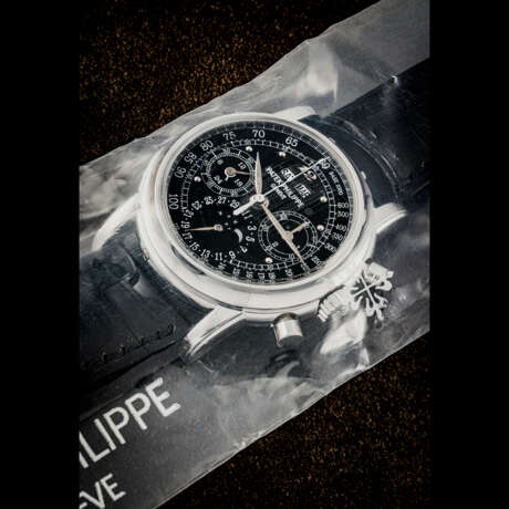 PATEK PHILIPPE. AN EXTREMELY RARE PLATINUM PERPETUAL CALENDAR CHRONOGRAPH WRISTWATCH WITH MOON PHASES, 24 HOUR, LEAP YEAR INDICATION AND BLACK DIAL WITH BREGUET NUMERAL AND TACHYMETER SCALE, SINGLE SEALED - Foto 1