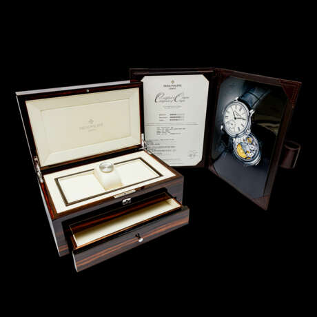 PATEK PHILIPPE. A RARE PLATINUM AUTOMATIC MINUTE REPEATING WRISTWATCH WITH WHITE ENAMEL DIAL - Foto 4