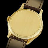 PATEK PHILIPPE. AN 18K GOLD AUTOMATIC WRISTWATCH WITH SWEEP CENTRE SECONDS AND DATE - Foto 2