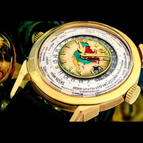 PATEK PHILIPPE. AN EXCEPTIONAL, HISTORICALLY AND HIGHLY IMPORTANT 18K GOLD TWO-CROWN WORLD TIME WRISTWATCH WITH 24 HOUR INDICATION AND CLOISONN&#201; ENAMEL DIAL DEPICTING THE NORTH AMERICAN MAP - Foto 3