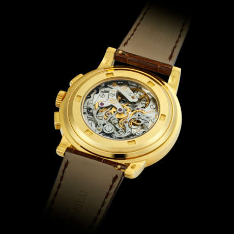 PATEK PHILIPPE. AN EXCEEDINGLY RARE AND HIGHLY ATTRACTIVE 18K GOLD CHRONOGRAPH WRISTWATCH WITH BROWN DIAL - фото 2