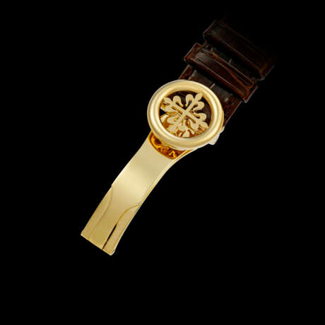 PATEK PHILIPPE. AN EXCEEDINGLY RARE AND HIGHLY ATTRACTIVE 18K GOLD CHRONOGRAPH WRISTWATCH WITH BROWN DIAL - фото 3