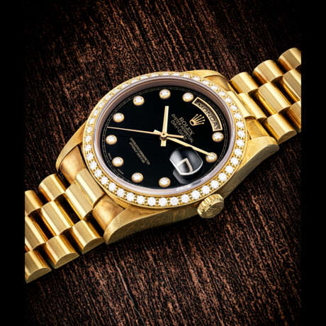 ROLEX. A RARE 18K GOLD AND DIAMOND-SET AUTOMATIC WRISTWATCH WITH SWEEP CENTRE SECONDS, DAY, DATE, BRACELET AND ONYX DIAL - Foto 1