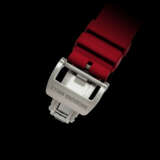 RICHARD MILLE. A RED QUARTZ-TPT&#174; AUTOMATIC SEMI-SKELETONISED FLYBACK CHRONOGRAPH WRISTWATCH WITH ANNUAL CALENDAR - Foto 3