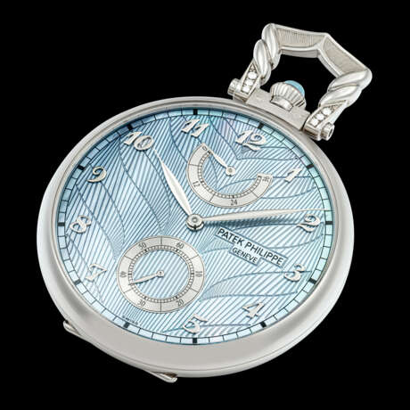 PATEK PHILIPPE. A UNIQUE AND EXCEPTIONAL 18K WHITE GOLD, DIAMOND AND AQUAMARINE-SET POCKET WATCH WITH CLOISONN&#201; ENAMEL DEPICTING A ROYAL BENGAL TIGER HAND PAINTED BY ANITA PORCHET, BLUE MOTHER-OF-PEARL DIAL WITH BREGUET NUMERALS AND MATCHING WHITE GO - Foto 2
