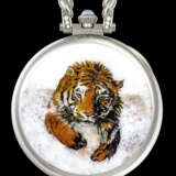 PATEK PHILIPPE. A UNIQUE AND EXCEPTIONAL 18K WHITE GOLD, DIAMOND AND AQUAMARINE-SET POCKET WATCH WITH CLOISONN&#201; ENAMEL DEPICTING A ROYAL BENGAL TIGER HAND PAINTED BY ANITA PORCHET, BLUE MOTHER-OF-PEARL DIAL WITH BREGUET NUMERALS AND MATCHING WHITE GO - Foto 3