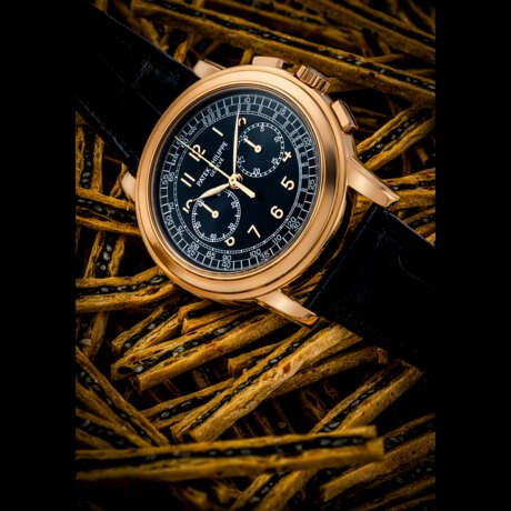 PATEK PHILIPPE. AN EXCEEDINGLY RARE AND HIGHLY ATTRACTIVE 18K PINK GOLD CHRONOGRAPH WRISTWATCH WITH BLACK DIAL - photo 2