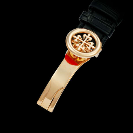 PATEK PHILIPPE. AN EXCEEDINGLY RARE AND HIGHLY ATTRACTIVE 18K PINK GOLD CHRONOGRAPH WRISTWATCH WITH BLACK DIAL - photo 4