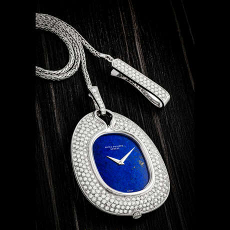 PATEK PHILIPPE. AN EXTREMELY RARE AND SO FAR THE ONLY KNOWN EXAMPLE OF AN 18K WHITE GOLD AND DIAMOND-SET PENDANT WATCH WITH LAPIS LAZULI DIAL AND MATCHING 18K WHITE GOLD AND DIAMOND-SET CHAIN - Foto 1