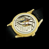 PATEK PHILIPPE. AN EXTREMELY RARE 18K GOLD WRISTWATCH - Foto 3