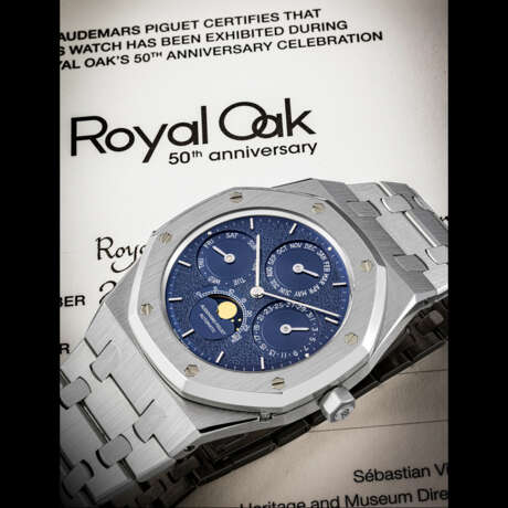 AUDEMARS PIGUET. A VERY RARE STAINLESS STEEL AUTOMATIC PERPETUAL CALENDAR WRISTWATCH WITH BRACELET AND “TUSCANY” BLUE DIAL, EXHIBITED DURING THE ROYAL OAK’S 50TH ANNIVERSARY CELEBRATION - Foto 1