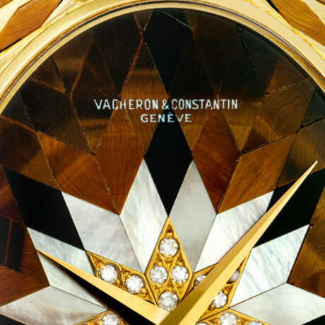 VACHERON CONSTANTIN. A VERY RARE 18K GOLD, DIAMOND AND TIGER’S EYE-SET OPENFACE KEYLESS LEVER OVAL PENDANT WATCH WITH VARI-HARDSTONE-SET MOSAIC DIAL - photo 3