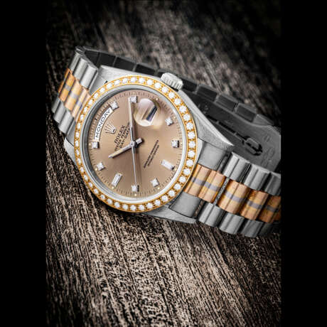 ROLEX. AN 18K THREE-COLOURED GOLD AND DIAMOND-SET AUTOMATIC WRISTWATCH WITH SWEEP CENTRE SECONDS, DAY, DATE AND BRACELET - фото 1