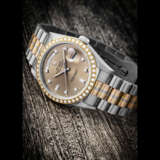 ROLEX. AN 18K THREE-COLOURED GOLD AND DIAMOND-SET AUTOMATIC WRISTWATCH WITH SWEEP CENTRE SECONDS, DAY, DATE AND BRACELET - Foto 1