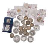Damaged coin box with contents, with it small gold medal, - Foto 4
