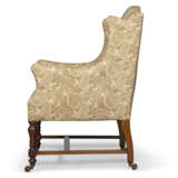 A MATCHED PAIR OF ENGLISH BOX ARMCHAIRS - photo 3