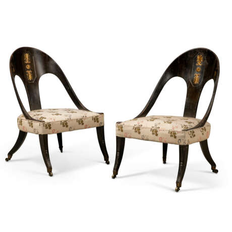 A PAIR OF REGENCY BRASS-MOUNTED EBONISED SPOON-BACK CHAIRS - Foto 2