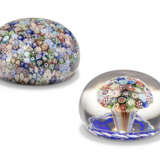 A BACCARAT DATED CLOSE MILLEFIORI WEIGHT AND A BACCARAT CLOSE MILLEFIORI MUSHROOM WEIGHT - Foto 2
