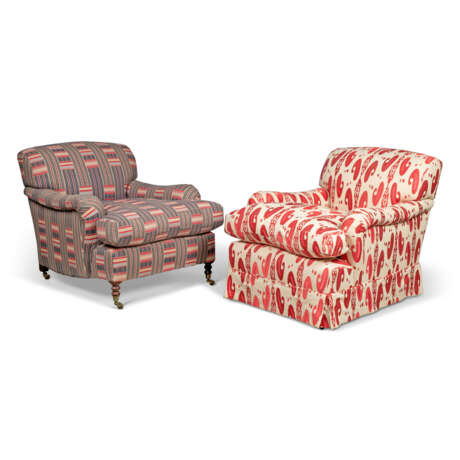A NEAR PAIR OF STAINED-BEECH EASY ARMCHAIRS - фото 2