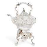 A VICTORIAN SILVER KETTLE, STAND AND LAMP - Foto 3