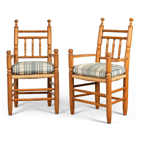 A PAIR OF EUROPEAN TURNED FRUITWOOD CHAIRS - фото 1