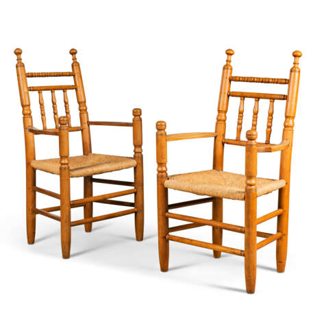 A PAIR OF EUROPEAN TURNED FRUITWOOD CHAIRS - фото 2