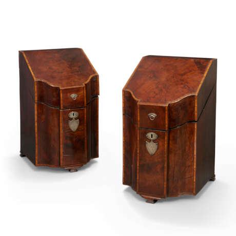 A GEORGE III SILVER PART TABLE SERVICE IN A PAIR OF GEORGE III TULIPWOOD-CROSSBANDED FIGURED MAHOGANY KNIFE OR CUTLERY BOXES - Foto 3