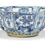 A CHINESE BLUE AND WHITE LARGE KRAAK BOWL - Foto 1