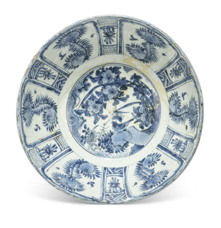 A CHINESE BLUE AND WHITE LARGE KRAAK BOWL - Foto 2