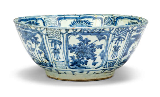 A CHINESE BLUE AND WHITE LARGE KRAAK BOWL - Foto 3