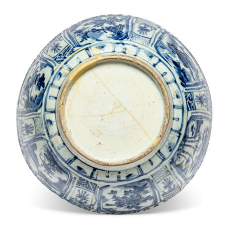 A CHINESE BLUE AND WHITE LARGE KRAAK BOWL - Foto 4