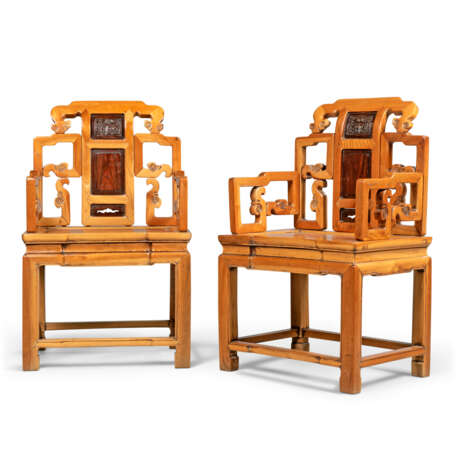 A PAIR OF CHINESE ELM (YUMA) AND HONGMU ARMCHAIRS - Foto 1