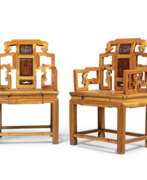 Bois d'orme. A PAIR OF CHINESE ELM (YUMA) AND HONGMU ARMCHAIRS
