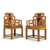 A PAIR OF CHINESE ELM (YUMA) AND HONGMU ARMCHAIRS - фото 2